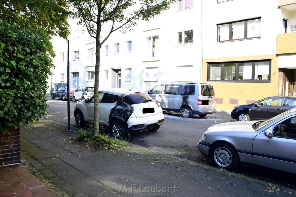 Fahrzeugbraende Koeln Muelheim Rhodiusstr P46.JPG - Miklos Laubert